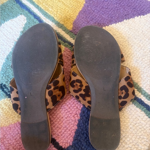 Like new size 8/9 Women’s Leopard Print Slide Sandals. Go with everything.summer - Picture 6 of 6